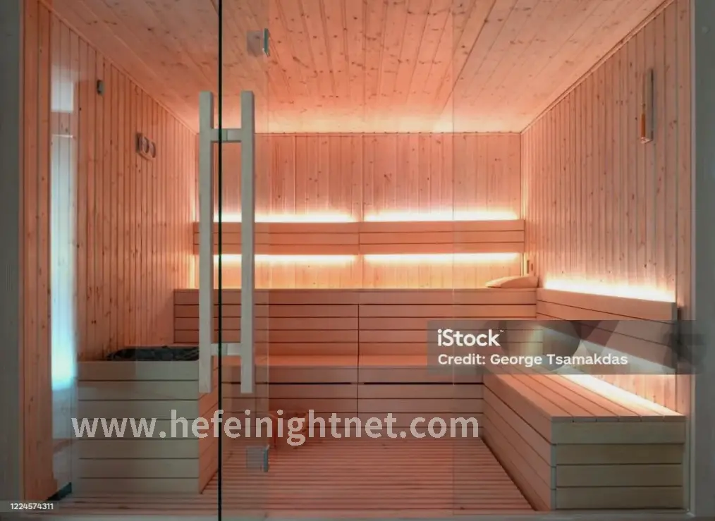 按摩技师正在进行肩部按摩